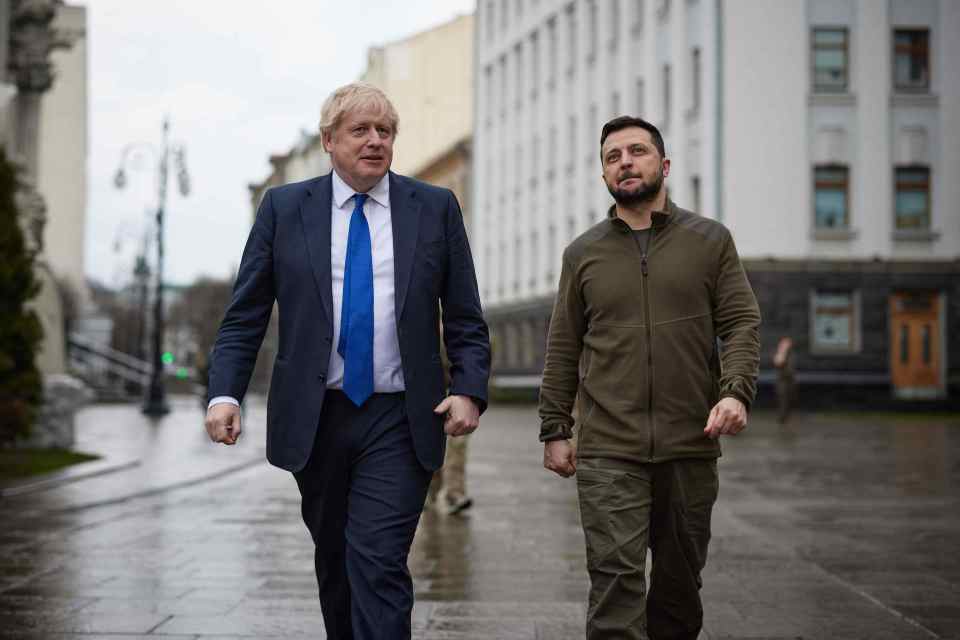 Zelensky walks through Kyiv with Boris Johnson