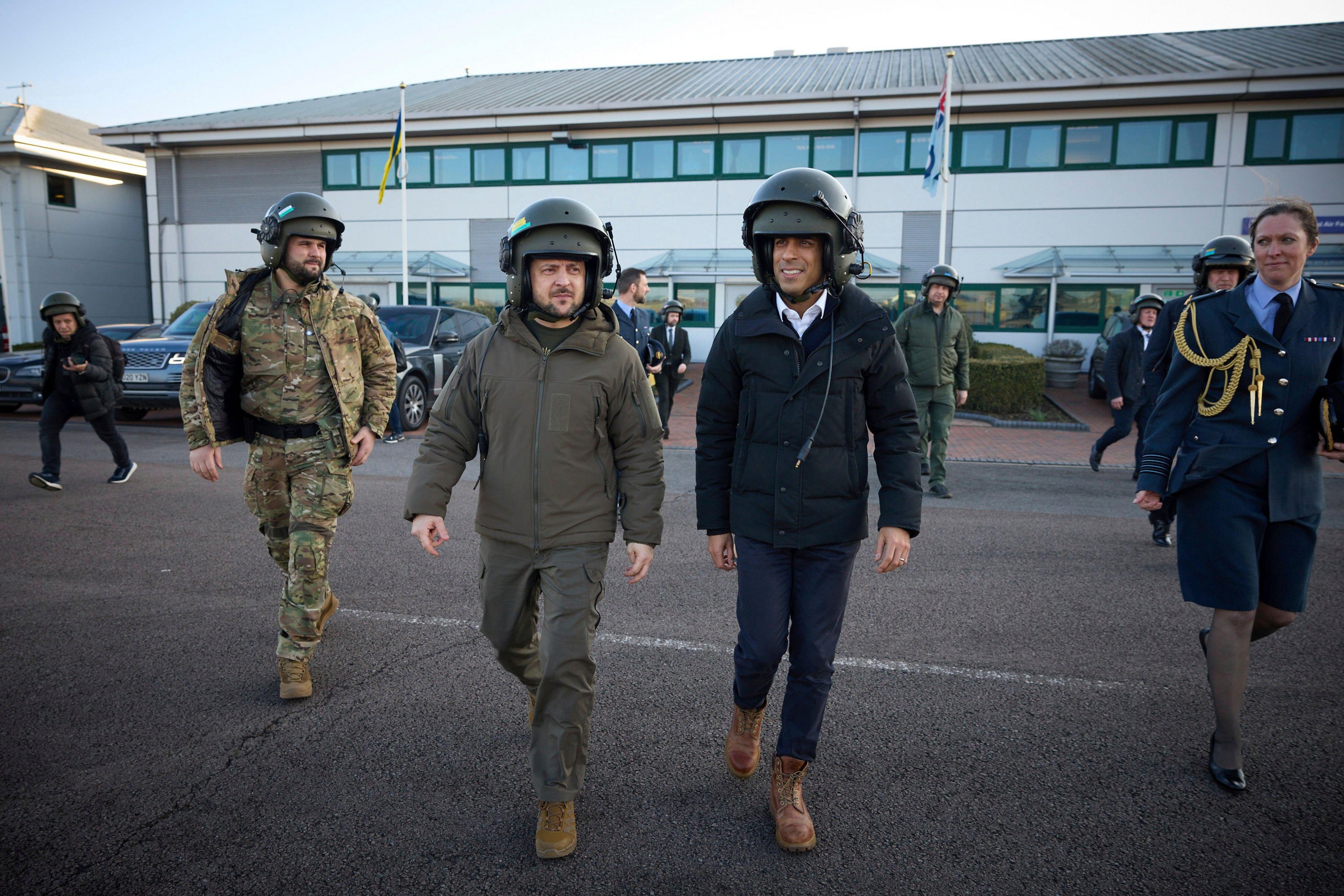 Volodymyr Zelensky  prepares to board a helicopter with Rishi Sunak after arriving in the UK