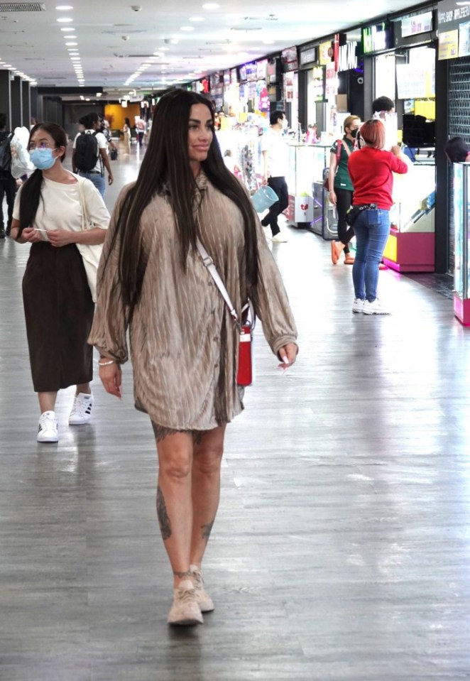 Katie kept it casual in a brown shirt dress and trainers