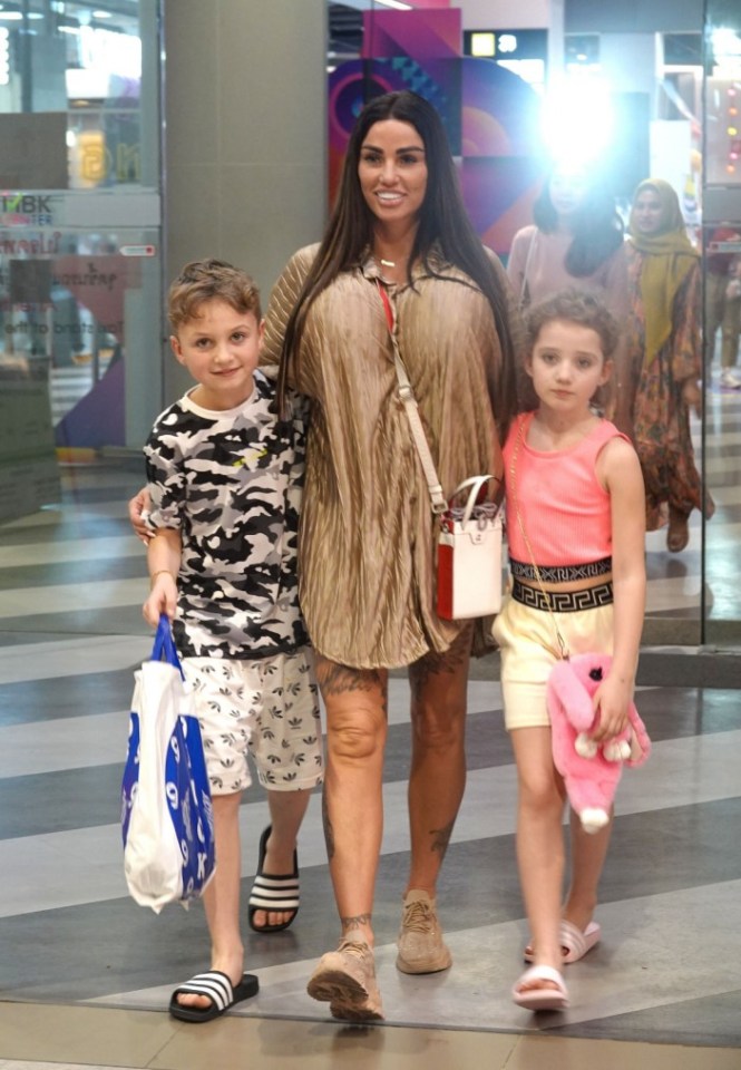 The star is on holiday with her youngest children, Jett and Bunny