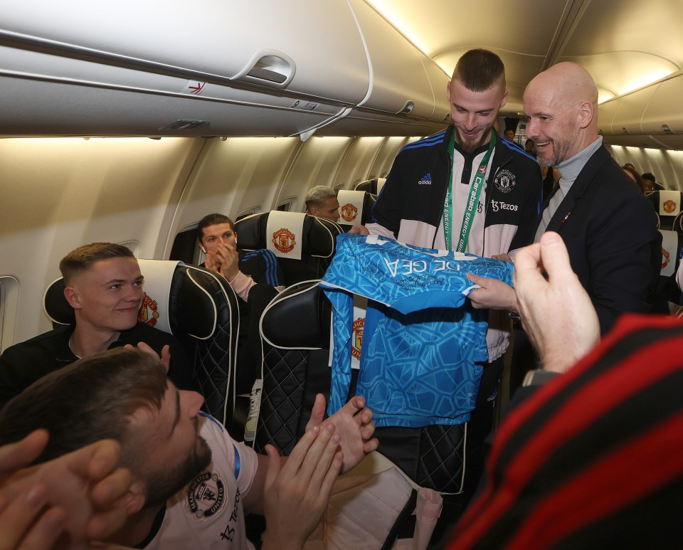 Erik ten Hag presents De Gea with his shirt