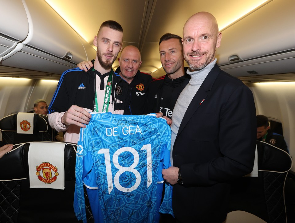 David de Gea poses with a commemorative shirt