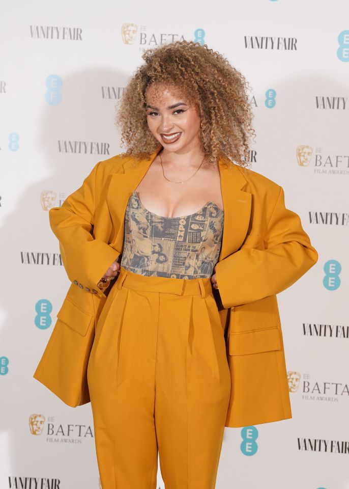 Ella Eyre looked vibrant in yellow