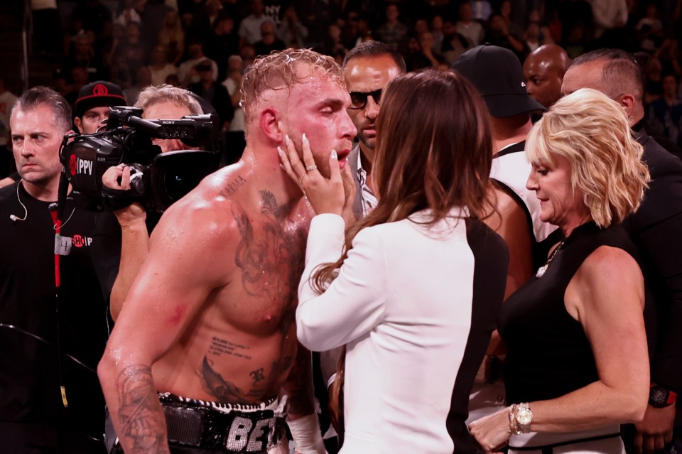 Jake Paul kisses Julia Rose after his last fight