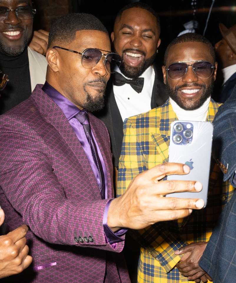 Mayweather poses for a selfie with Jamie Foxx