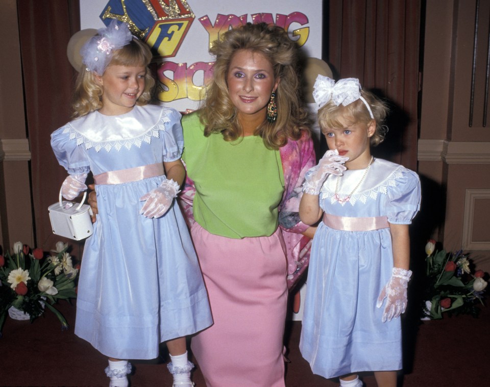 Paris, with mum Kathy and sister Nicky  at the Beverly Hilton Hotel in Beverly Hills