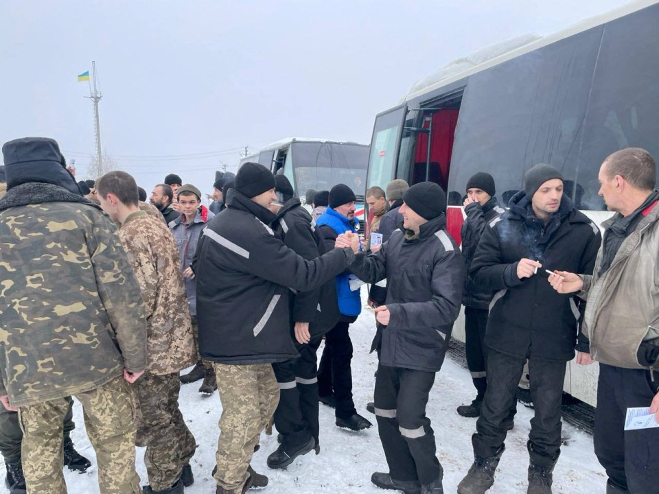 Ukraine defenders freed in prisoner swap