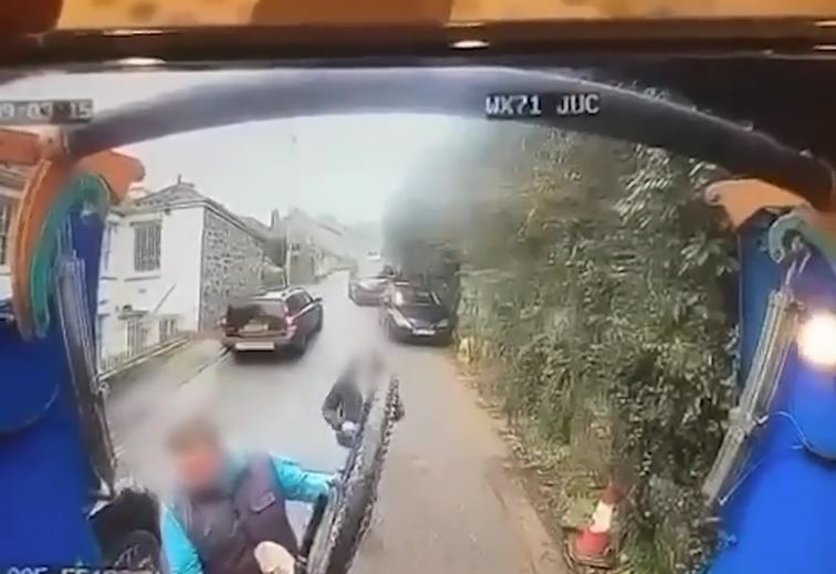 A passer-by comes to rescue the cyclist