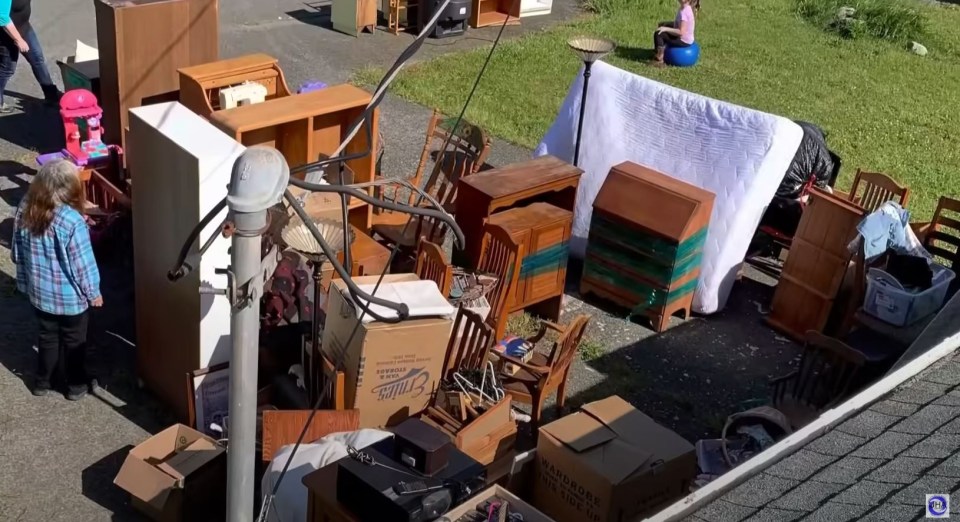 A handyman turned the tables on suspected squatters who took over his mother’s Northern California home. Flash Shelton of the United Handyman Association said in a YouTube video. “They’re the squatter, and they have rights. Well, then, if I become the squatter on the squatter, then I should have rights, right?”