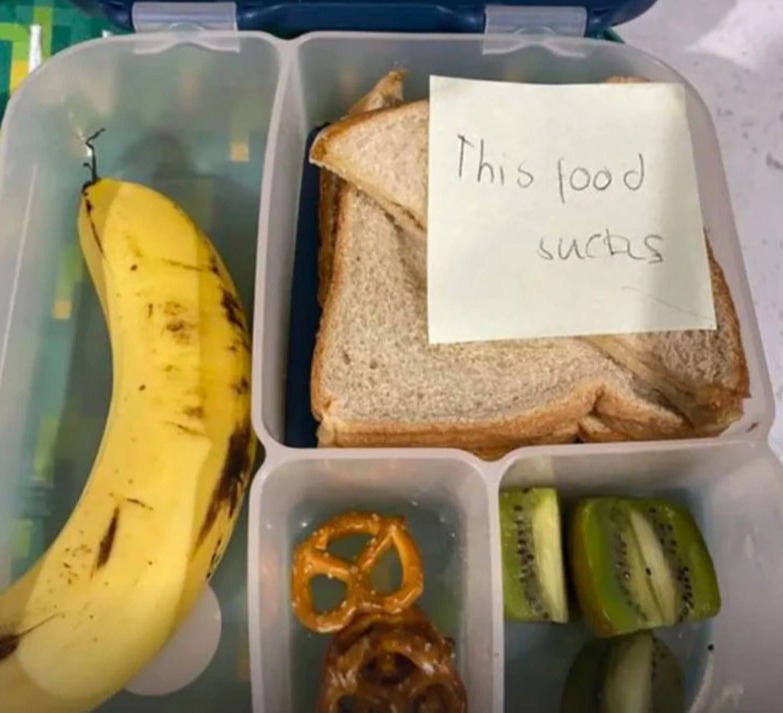 The girl left some fiery feedback for her mum after being unhappy with her lunchbox