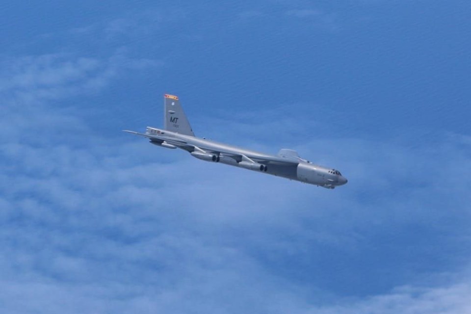 The moment a Russian Su-35 intercepted the US B-52 bombers