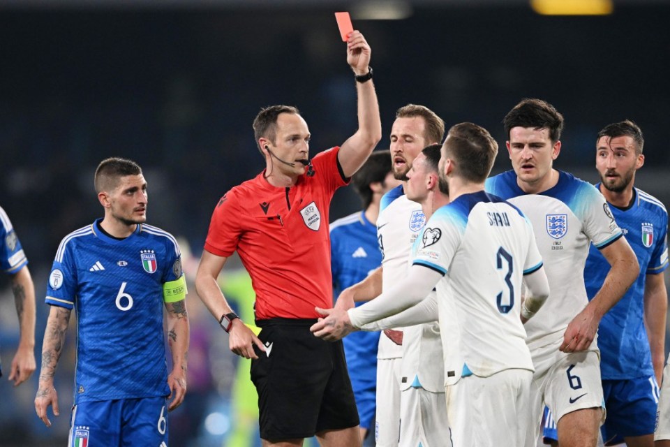 NAPLES, ITALY - MARCH 23: Referee Srdjan Jovanovic shows a red card to Luke Shaw of England during the UEFA EURO 2024 qualifying round group C match between Italy and England at Stadio Diego Armando Maradona on March 23, 2023 in Naples, Italy. (Photo by Francesco Pecoraro/Getty Images)