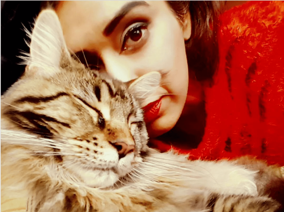 Roo posted an adorable selfie with her cat during Mothers Day and fans were left gushing over the TV host