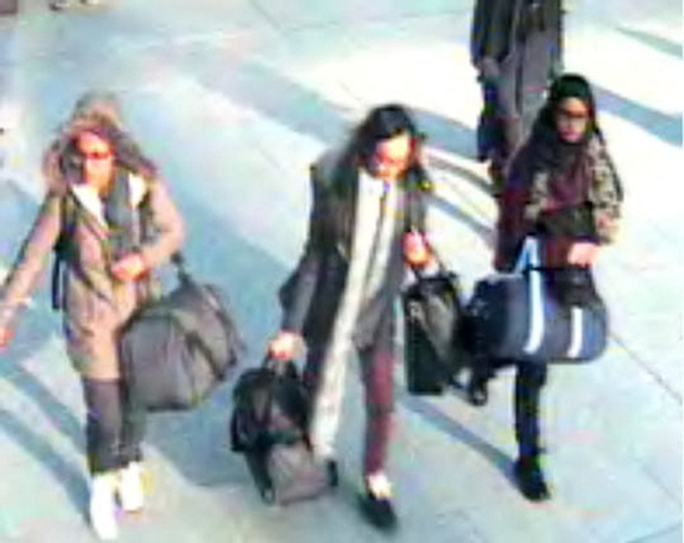 Shamima Begum (L) leaves the UK alongside her friends Amira Abase and Kazida Sultana in February 2015