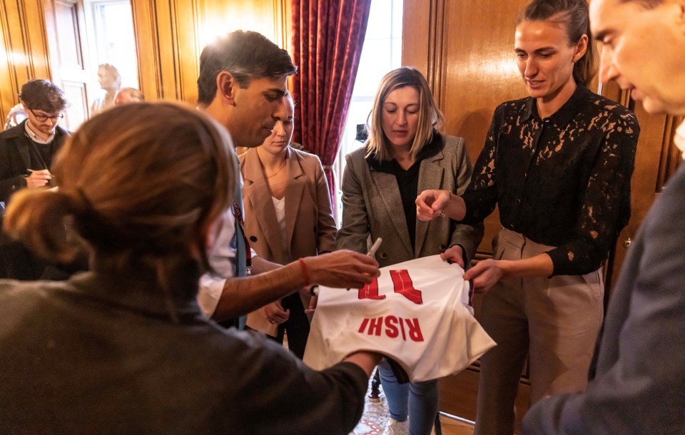 Rishi Sunak gets his England shirt signed by Three Lions champion Jill Scott