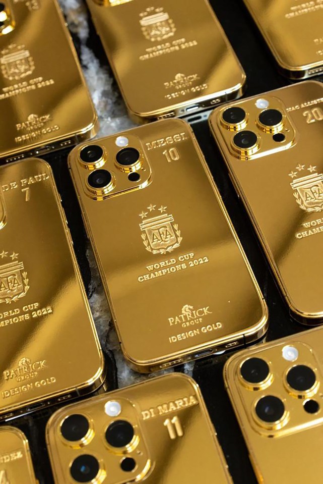 The 24-carat devices have the player’s names, numbers and the Argentinian logo engraved on them