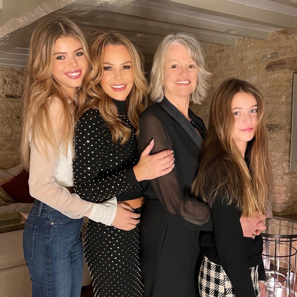 Amanda said "Time is the best gift of all" as she celebrated her mother and daughters with the sweet snap on Instagram