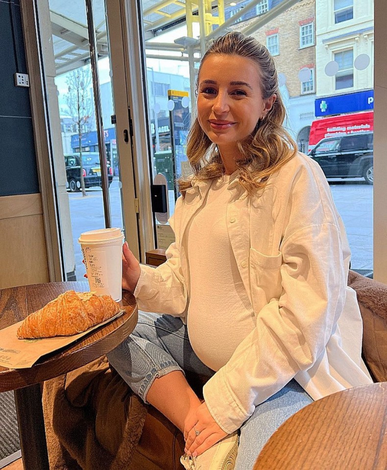 Dani Dyer showed off her baby bump today