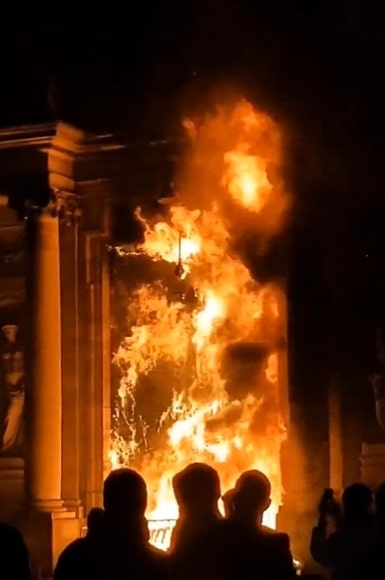 The town hall in Bordeaux went up in flames