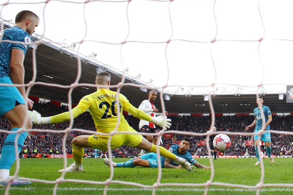 Walcott scored for Southampton vs Tottenham