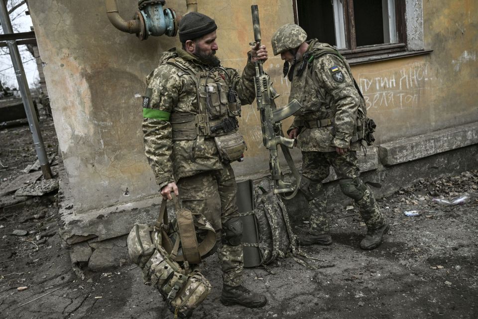 Ukrainian servicemen prepare to join the frontline