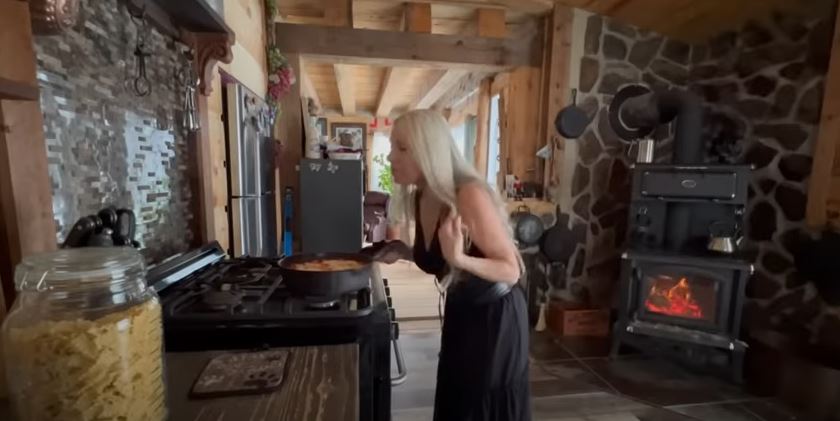 Lisette Brisson has been off-grid for seven years and regularly shares recipes that she prepares in her woodland cabin