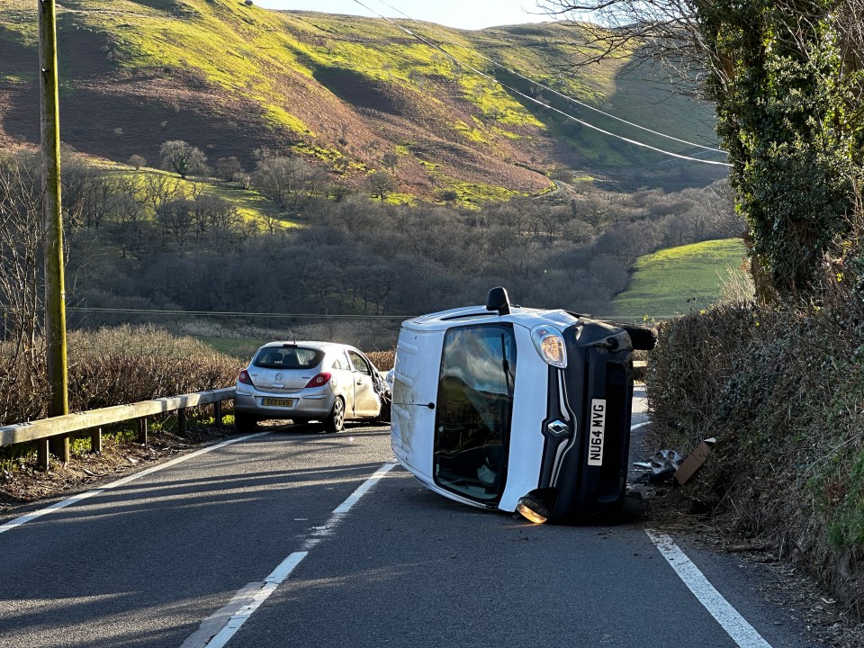 A car and van crash was seen on the A458 near Mallwyd