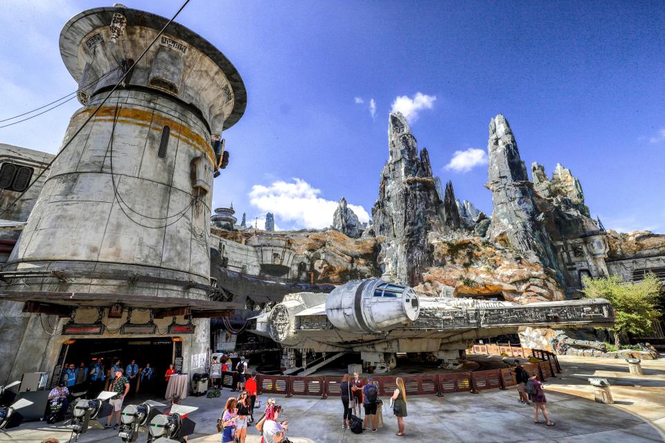 WC4H2W Florida, USA. 27th Aug, 2019. Scenes of the Millennium Falcon at Black Spire Outpost during a sneak peek for invited guests of the Star Wars: Galaxy?s Edge attraction at Disney?s Hollywood Studios in Lake Buena Vista, Fla., Tuesday, August 27, 2019. The Star Wars themed land at Disney World officially opens on Thursday. Credit: Tribune Content Agency LLC/Alamy Live News