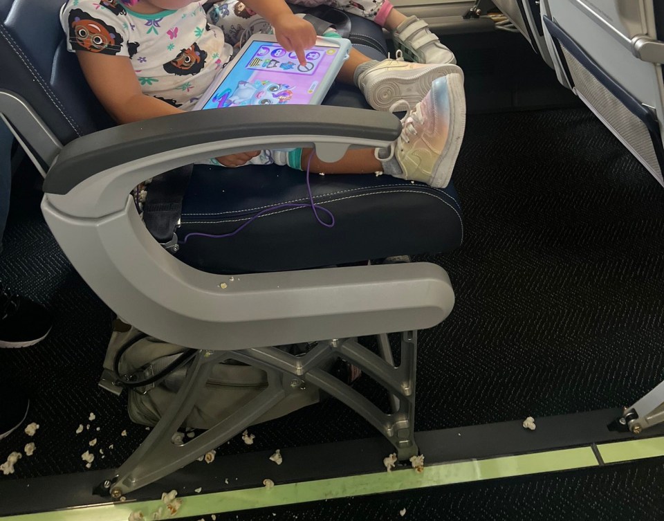 The man’s children threw popcorn all over the floor on the plane