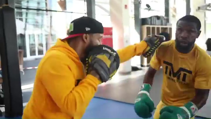 Mayweather avoided punches without even looking while training