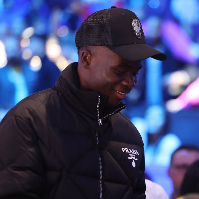 Bukayo Saka looked relaxed in his black jacket and cap