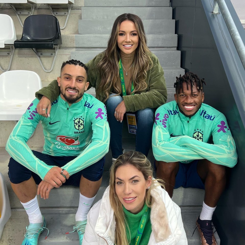 Hellen poses with brother Alex and his Man United and Brazil team-mate Fred