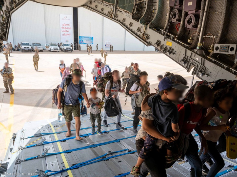 Soldiers evacuate French citizens, as part of the “Operation Sagittaire” evacuation by the French army, in Khartoum, Sudan