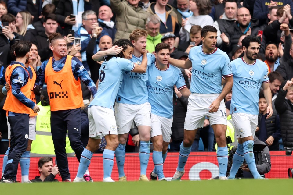 Manchester City stuffed Liverpool to put the pressure on Arsenal