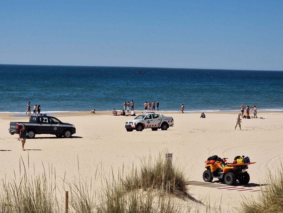 Police and emergency vehicles had been searching the Algarve beach to find the missing paddleboarder