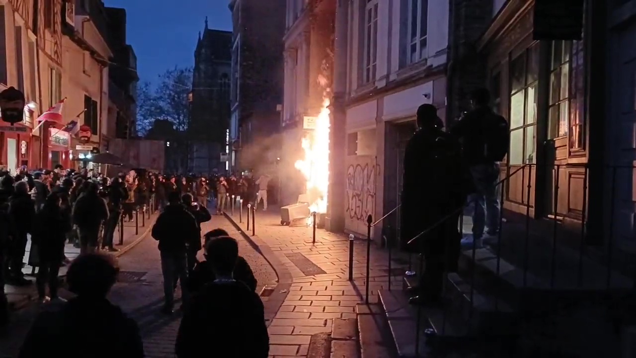 Rioters set a police station on fire in Rennes