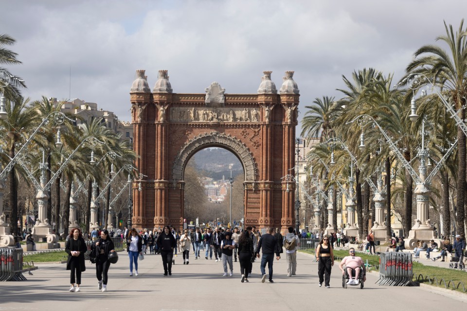 A witness claimed they saw Levi near the Arc de Triomf monument