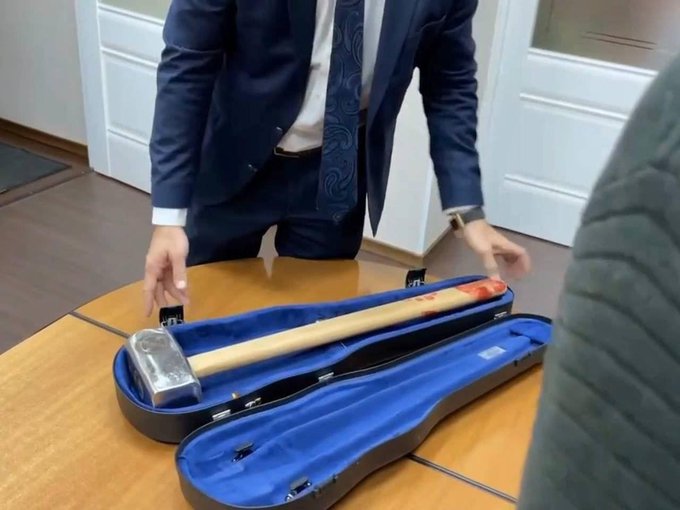 Pictured the violin-case ‘gift’ that Prigozhin sent to the EU