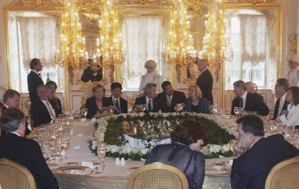 Prigozhin appears to be lurking in the background of a G8 dinner in 2006