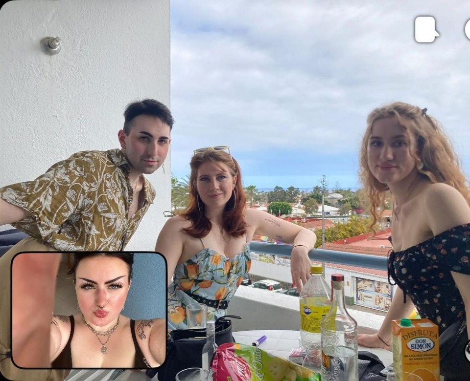 Raven put on a glam display as posed with her friends on holiday in Gran Canaria, Spain