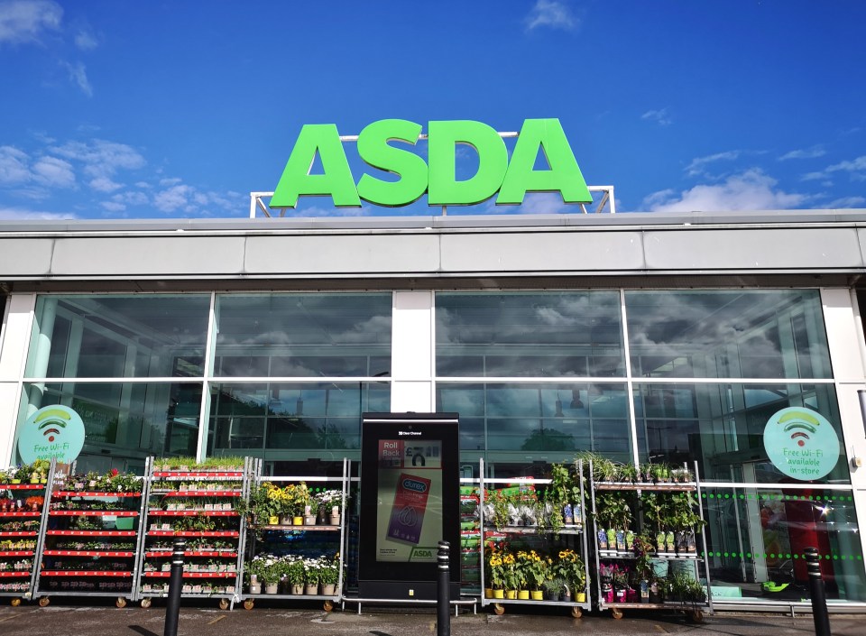 Asda's online shopping and rewards service has gone down for hundreds of shoppers