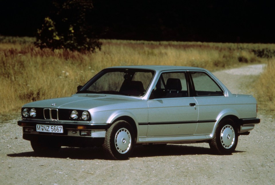 Bmw 325 Ix. En France, en décembre 1987, à l'occasion d'un test, présentation de la voiture BMW 325 IX, de trois-quart. (Photo by Benjamin Auger/Paris Match via Getty Images)