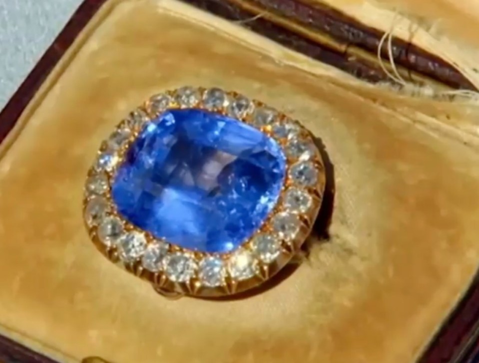 The brooch appeared to boast a large sapphire