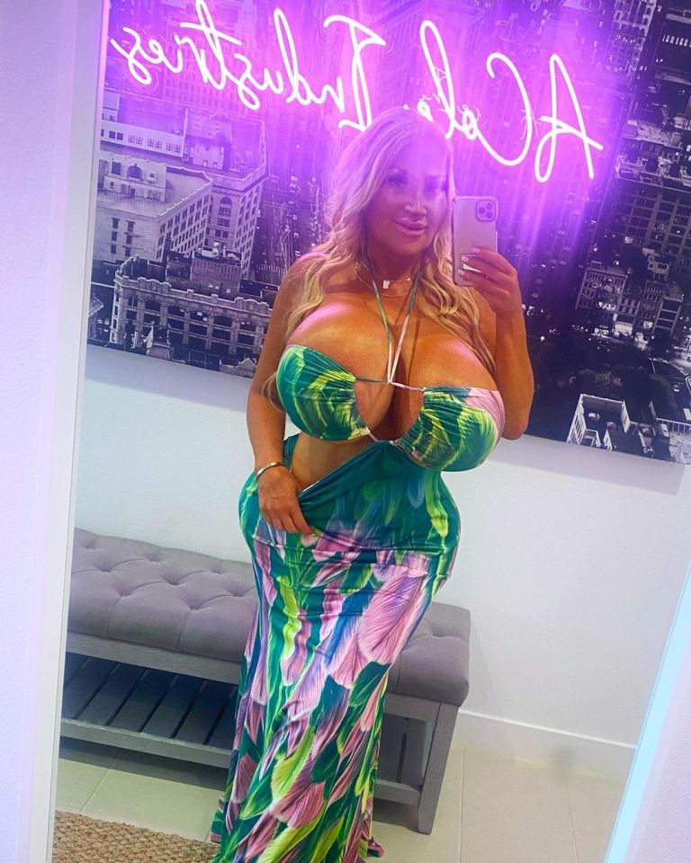 It's not all plain sailing for the big boobers as the influencer found out through her lopsided breast mishap