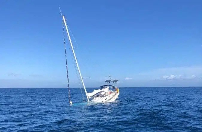 A sailboat sinks off the coast of Viana do Castelo last year