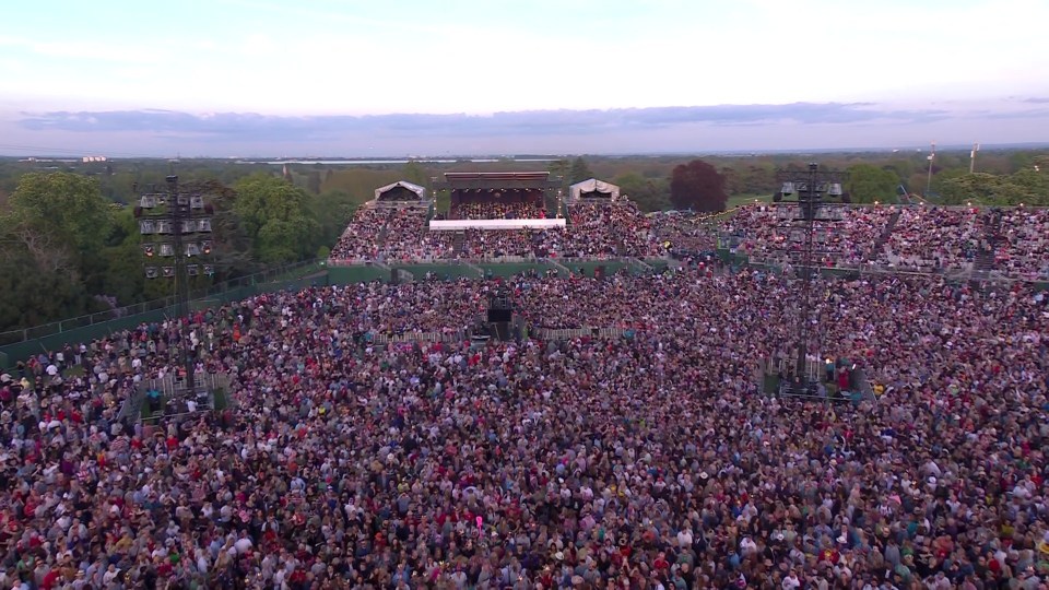 A sea of crowds piled in for the concert