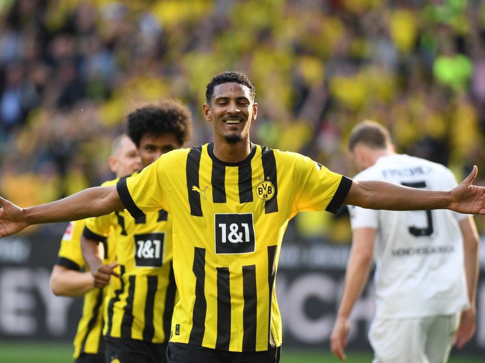 Dortmund remain in the hunt to win the Bundesliga