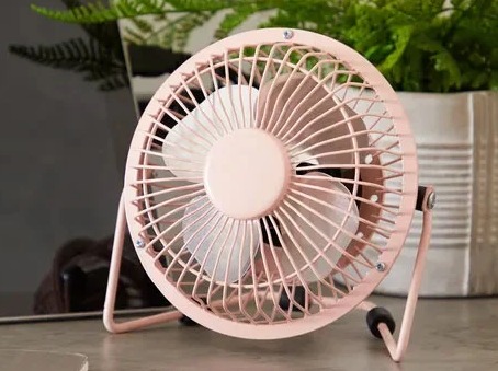 This £5 USB desk fan is available at Dunelm