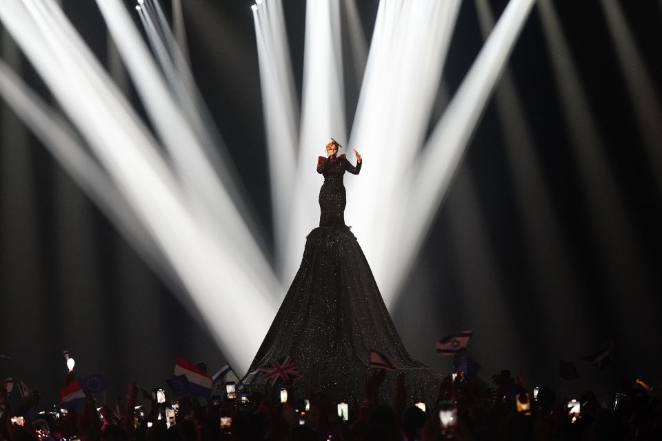 The French singer wore a huge skirt at the start of the show