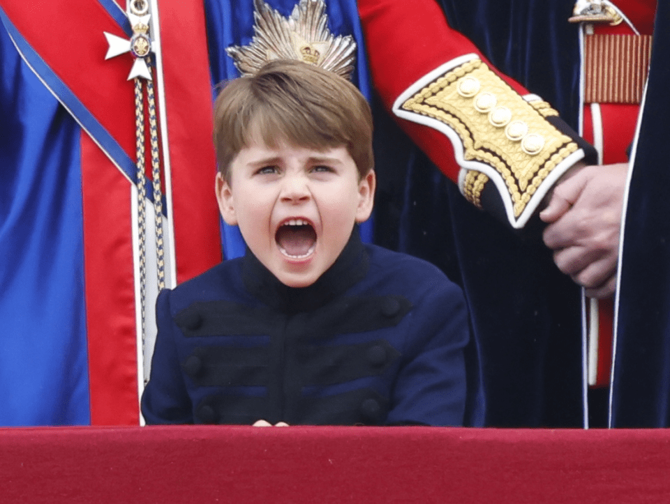 Adorable Louis was seen shouting during the noise on the balcony